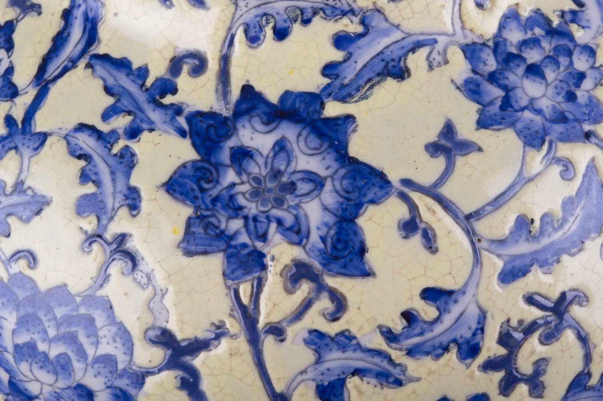 Vase China 19. Jhd. umlaufend reliefierter floraler Dekor, krakeliert, unterm Stand rote - Bild 2 aus 4