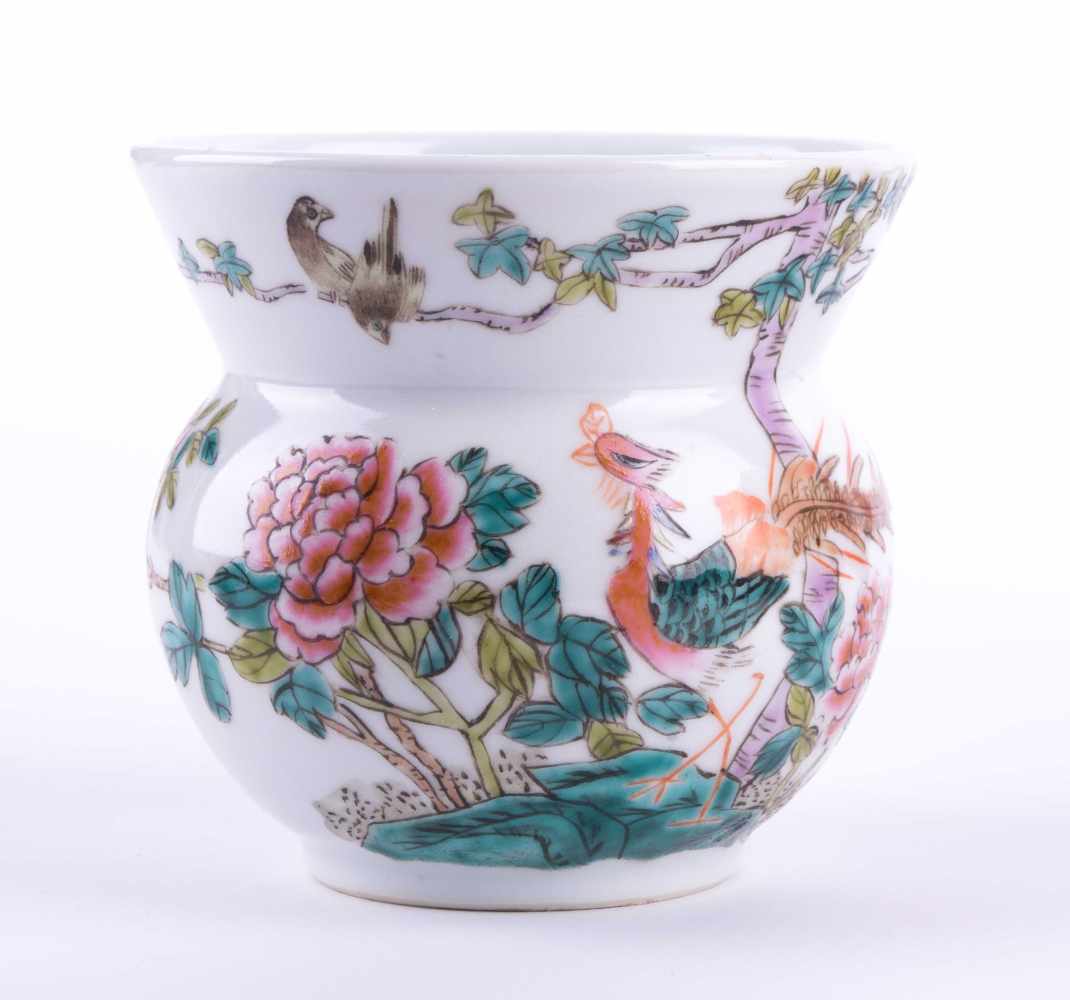 Vase China 19. Jhd. farbig staffiert, unterm Stand rote 6 Zeichen Marke, H: 9,2 cm Vase, China