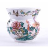 Vase China 19. Jhd. farbig staffiert, unterm Stand rote 6 Zeichen Marke, H: 9,2 cm Vase, China