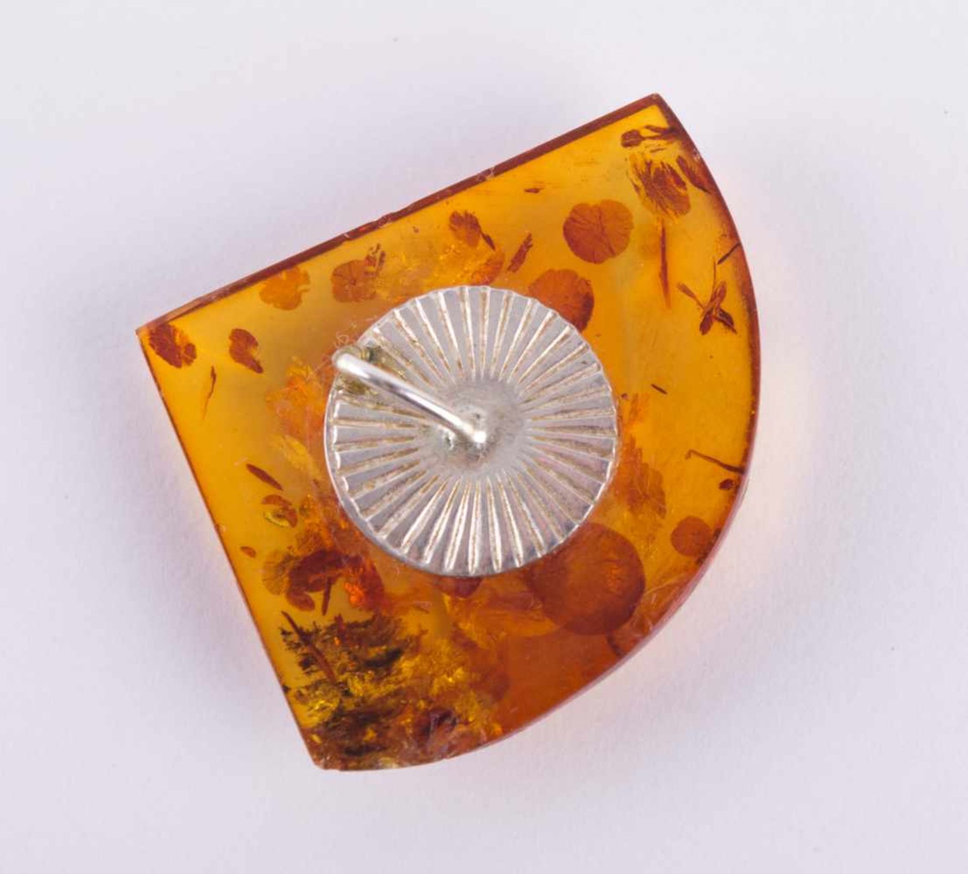 Bernstein Anhänger um 1930/40 25 mm x 22 mm x 7 mm amber pendant about 1930/40 dimensions: 25 mm x - Image 3 of 3