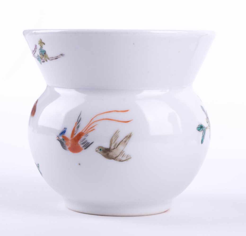 Vase China 19. Jhd. farbig staffiert, unterm Stand rote 6 Zeichen Marke, H: 9,2 cm Vase, China - Image 3 of 5