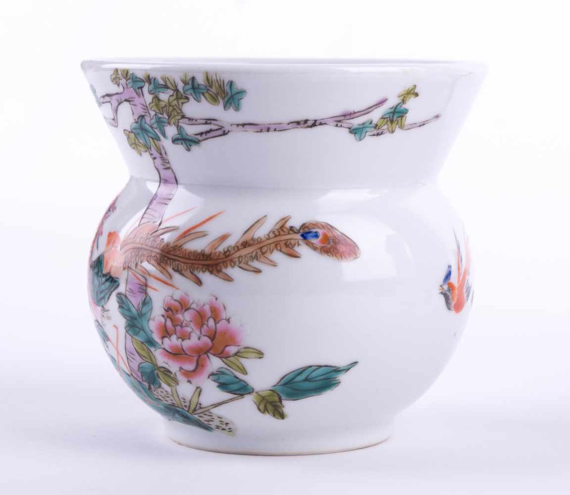 Vase China 19. Jhd. farbig staffiert, unterm Stand rote 6 Zeichen Marke, H: 9,2 cm Vase, China - Image 2 of 5