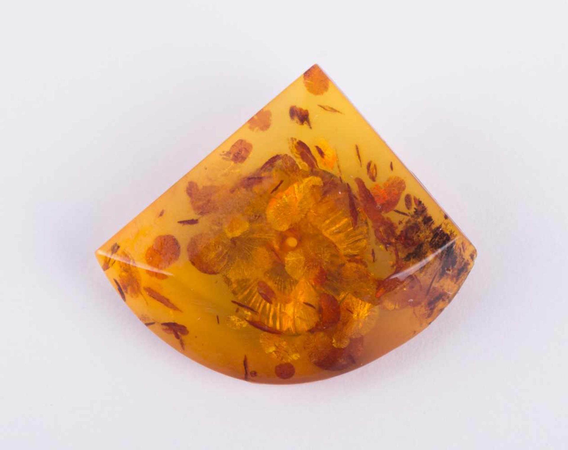 Bernstein Anhänger um 1930/40 25 mm x 22 mm x 7 mm amber pendant about 1930/40 dimensions: 25 mm x