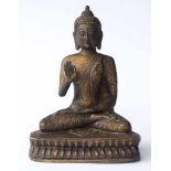 Buddha China 19./20. Jhd. Bronze, auf Lotusthron sitzend, ziseliert, H: ca. 20 cm Buddha China