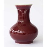 Vase China 19./20. Jhd. Ochsenblut-Glasur, am Lippenrand altrestauriert, H: ca. 14,5 cm Vase China