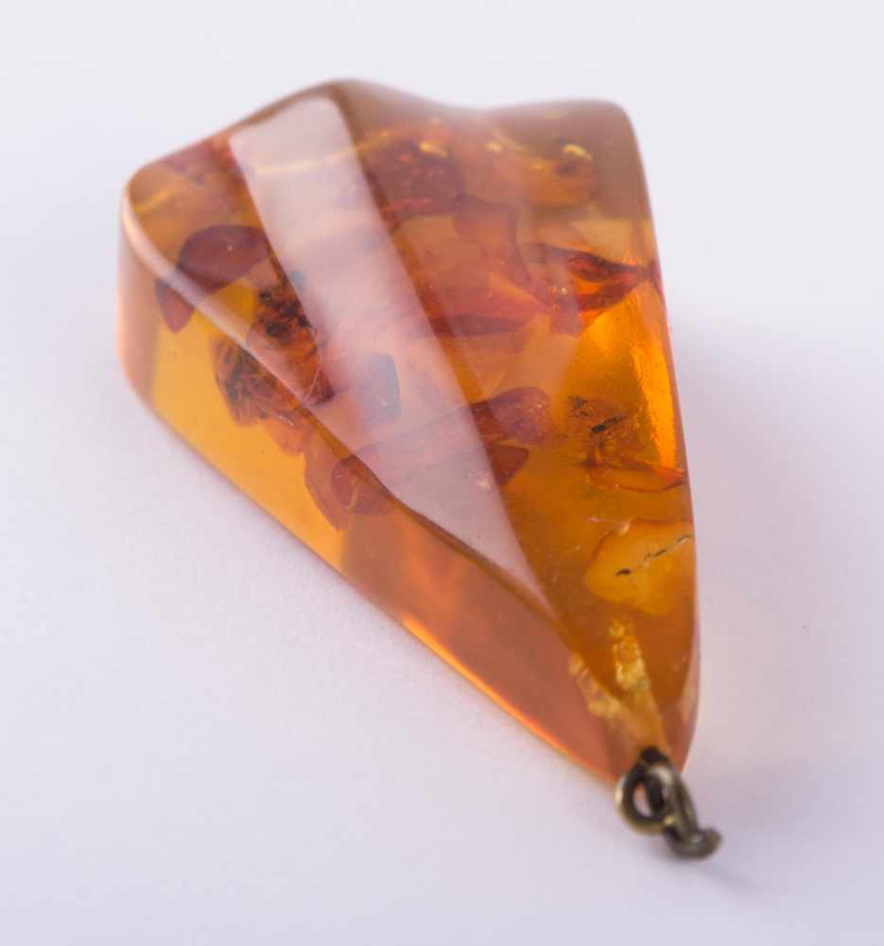 Bernstein Anhänger um 1930/40 56 mm x 29 mm x 15 mm amber pendant about 1930/40 dimensions: 56 mm 29 - Bild 3 aus 3