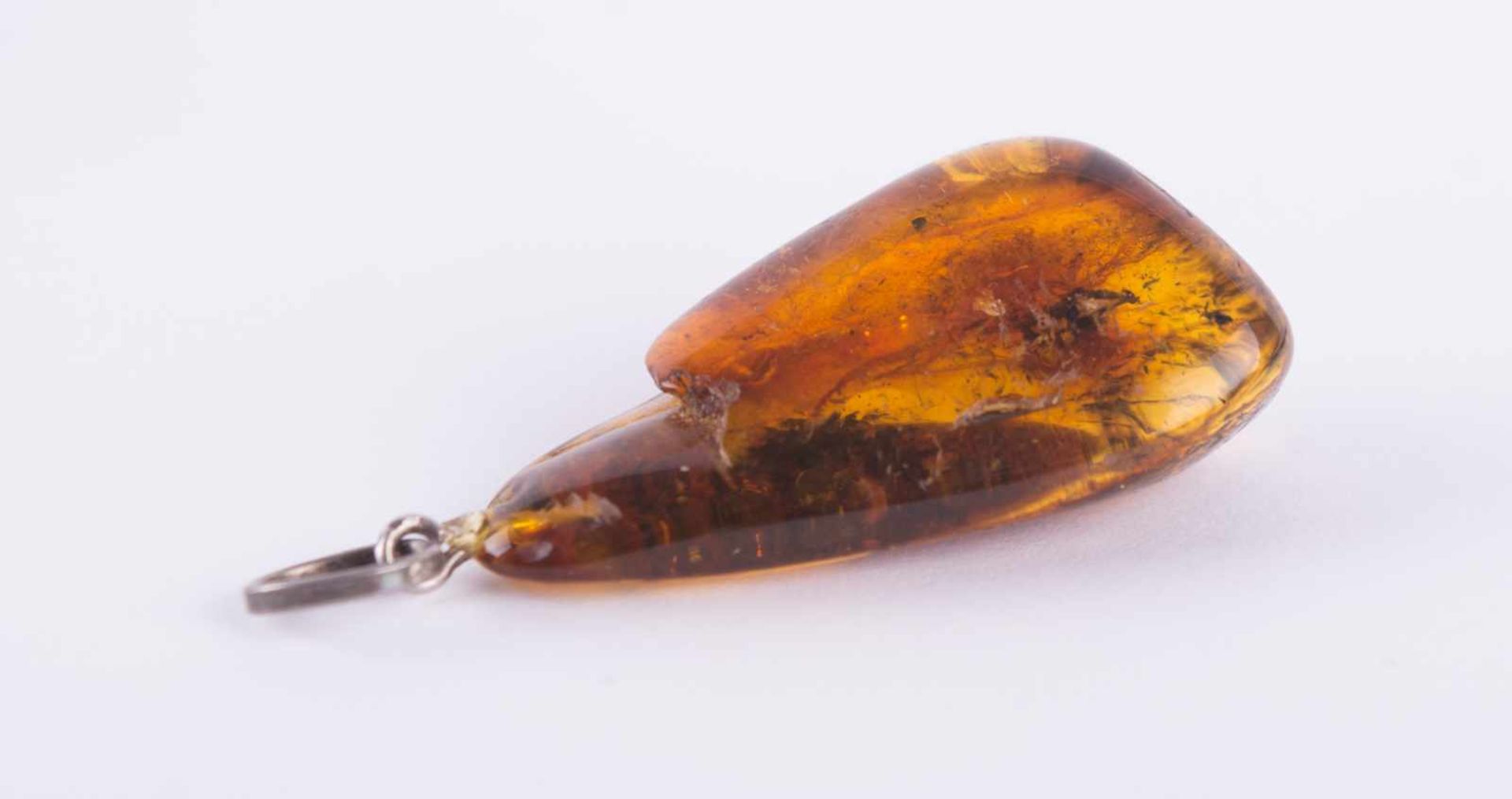 Bernstein Anhänger um 1930/40 37 mm x 18 mm x 10 mm amber pendant about 1930/40 dimensions: 37 mm 18 - Image 3 of 3