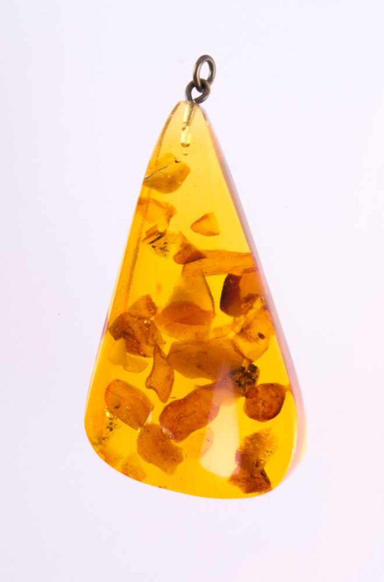 Bernstein Anhänger um 1930/40 56 mm x 29 mm x 15 mm amber pendant about 1930/40 dimensions: 56 mm 29