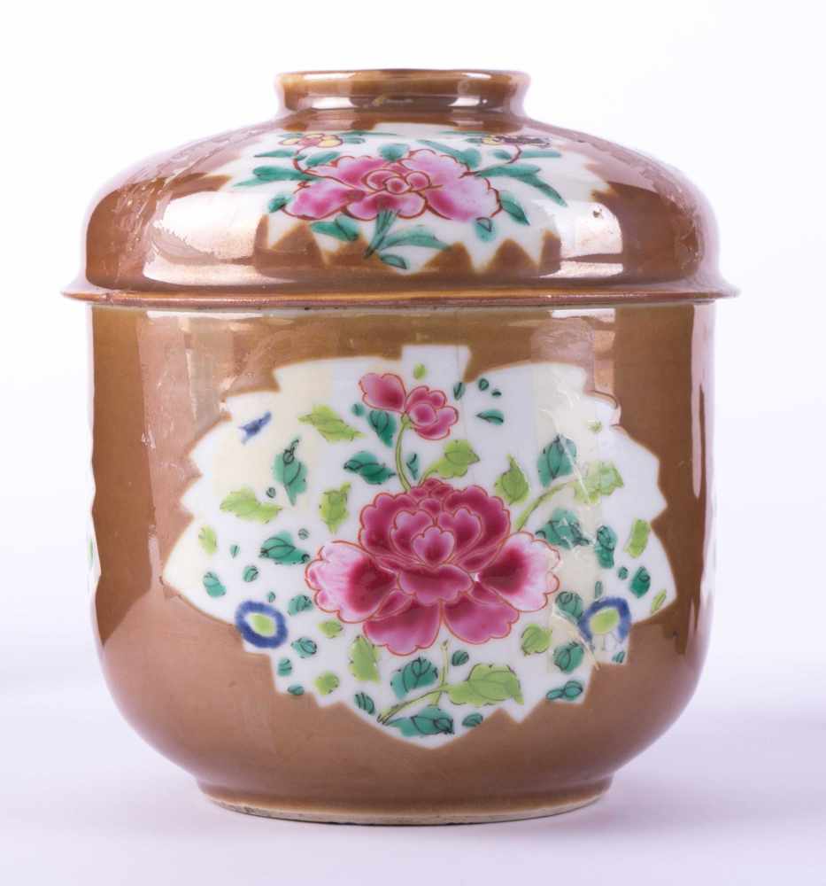 Famille Rose Deckeldose China 18. Jhd. Kaffee Ole Glasur, seltene Glasur, H: ca. 13 cm, Ø 12,5 cm,