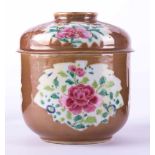 Famille Rose Deckeldose China 18. Jhd. Kaffee Ole Glasur, seltene Glasur, H: ca. 13 cm, Ø 12,5 cm,