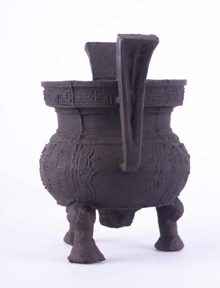 Weihrauchbrenner China Tongzhi, wohl 18./19. Jhd. Eisen, auf 3 Beinen stehend mit seitlichen - Image 2 of 3