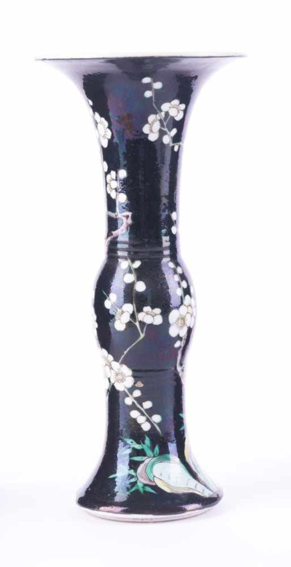 Gu Stangenvase Famille Noir, China 18. Jhd. mit floralem Dekor staffiert, blaue Doppelring-Marke, H: - Image 2 of 4