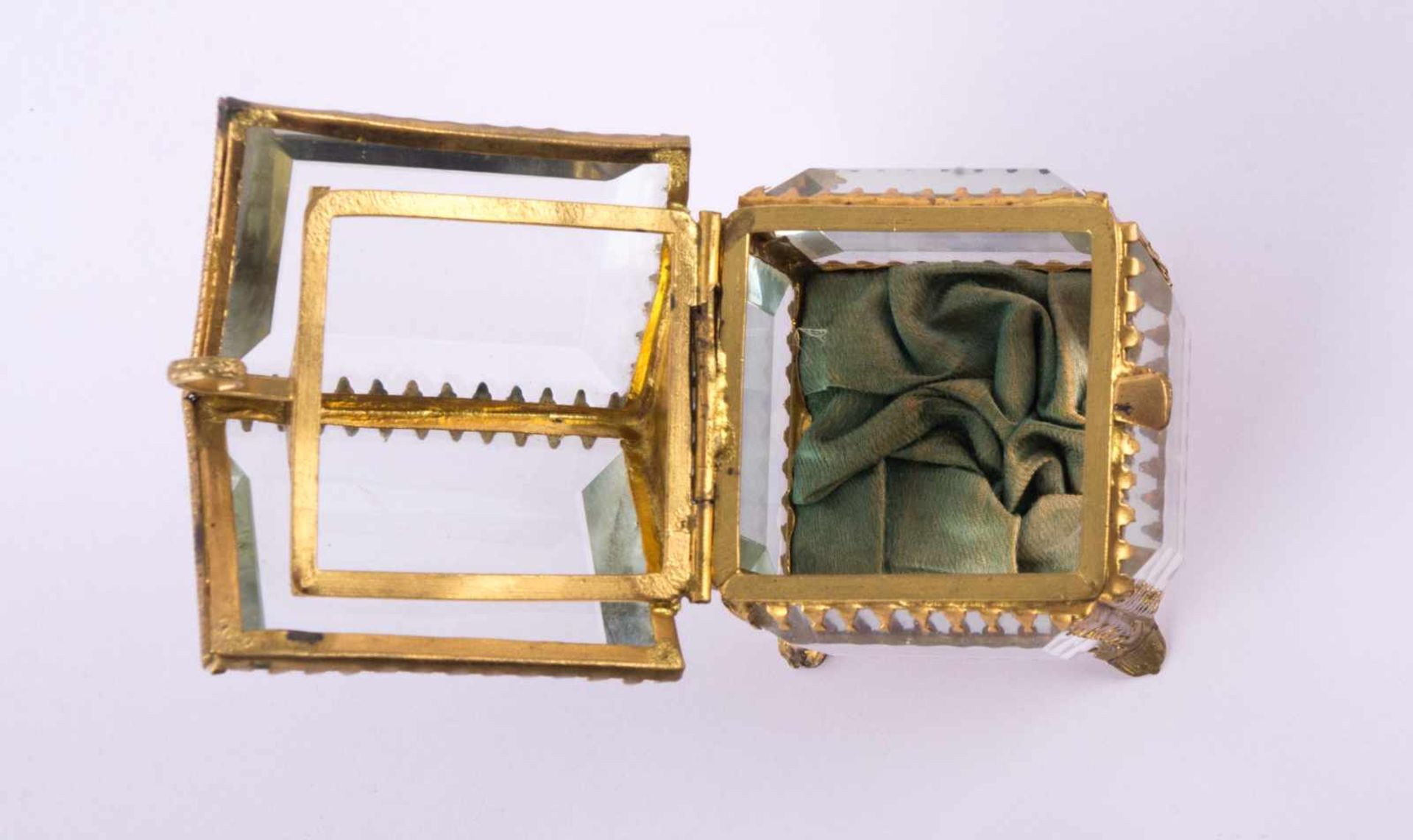 kleines Schmuckkästchen um 1900 Messing mit facettierten Scheiben, aufklappbar, ca. 8 cm x 6 cm x - Bild 3 aus 3