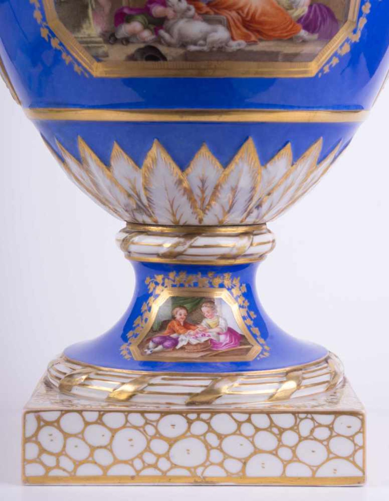 Empire-Vase KPM Berlin um 1800 farbig und reich goldstaffiert, schauseitig mit sehr feiner - Bild 5 aus 6