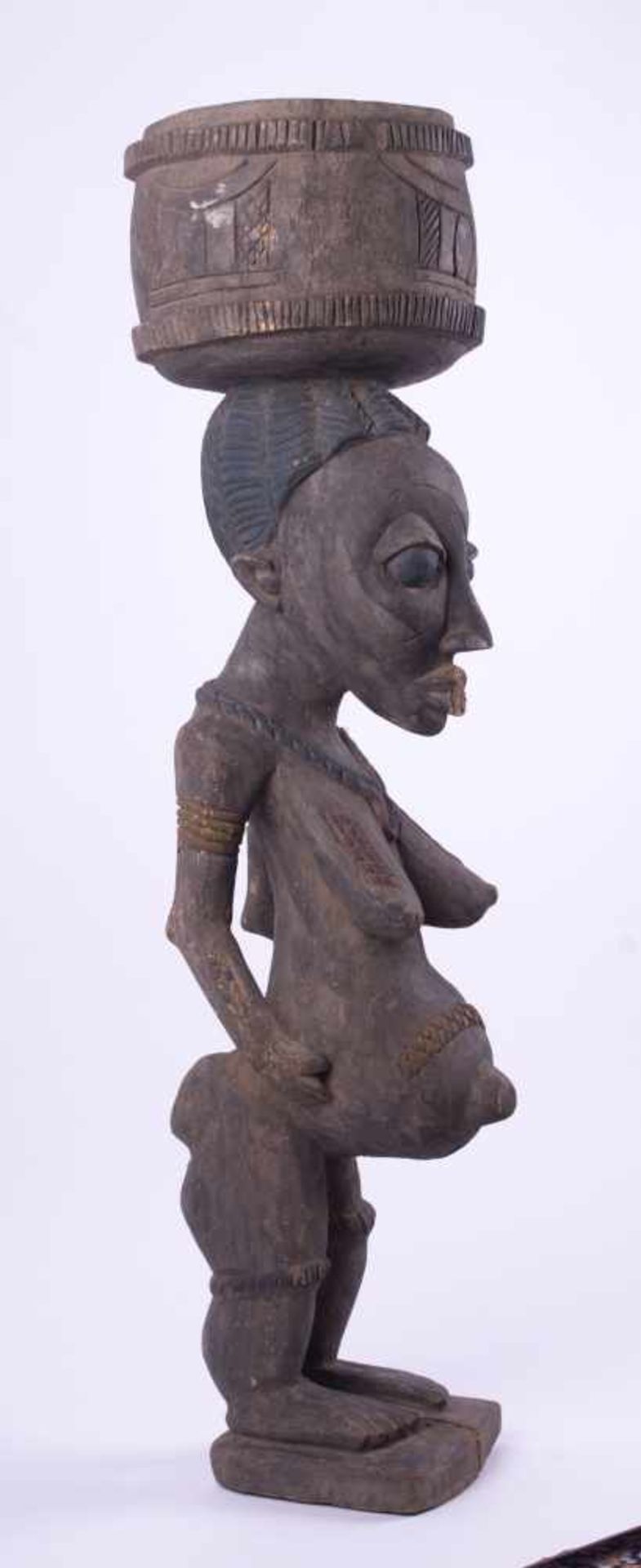 große Yoruba Figur Nigeria um 1900/20 Holz, teils farbig gefasst, H: ca. 112 cm, Large Youroba - Bild 2 aus 4