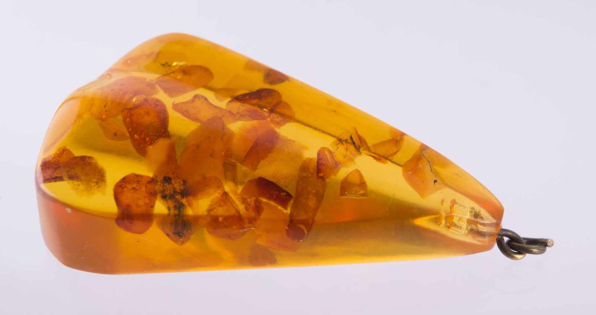 Bernstein Anhänger um 1930/40 56 mm x 29 mm x 15 mm amber pendant about 1930/40 dimensions: 56 mm 29 - Image 2 of 3