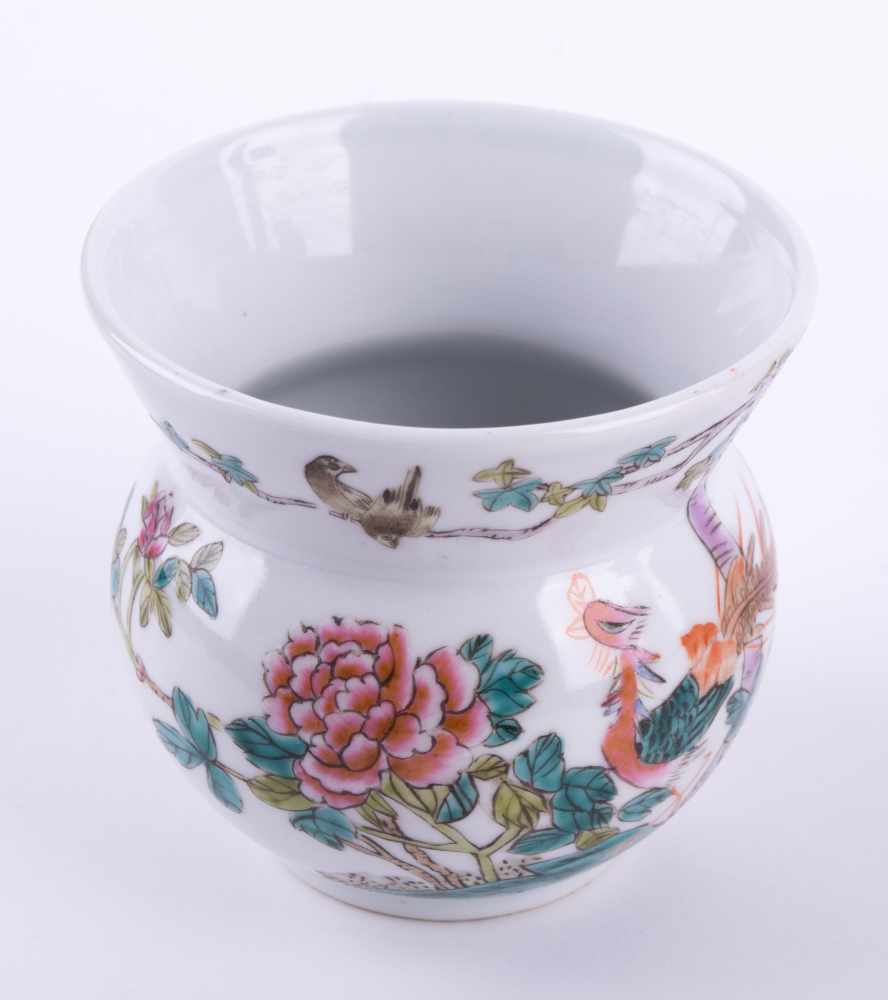 Vase China 19. Jhd. farbig staffiert, unterm Stand rote 6 Zeichen Marke, H: 9,2 cm Vase, China - Image 4 of 5