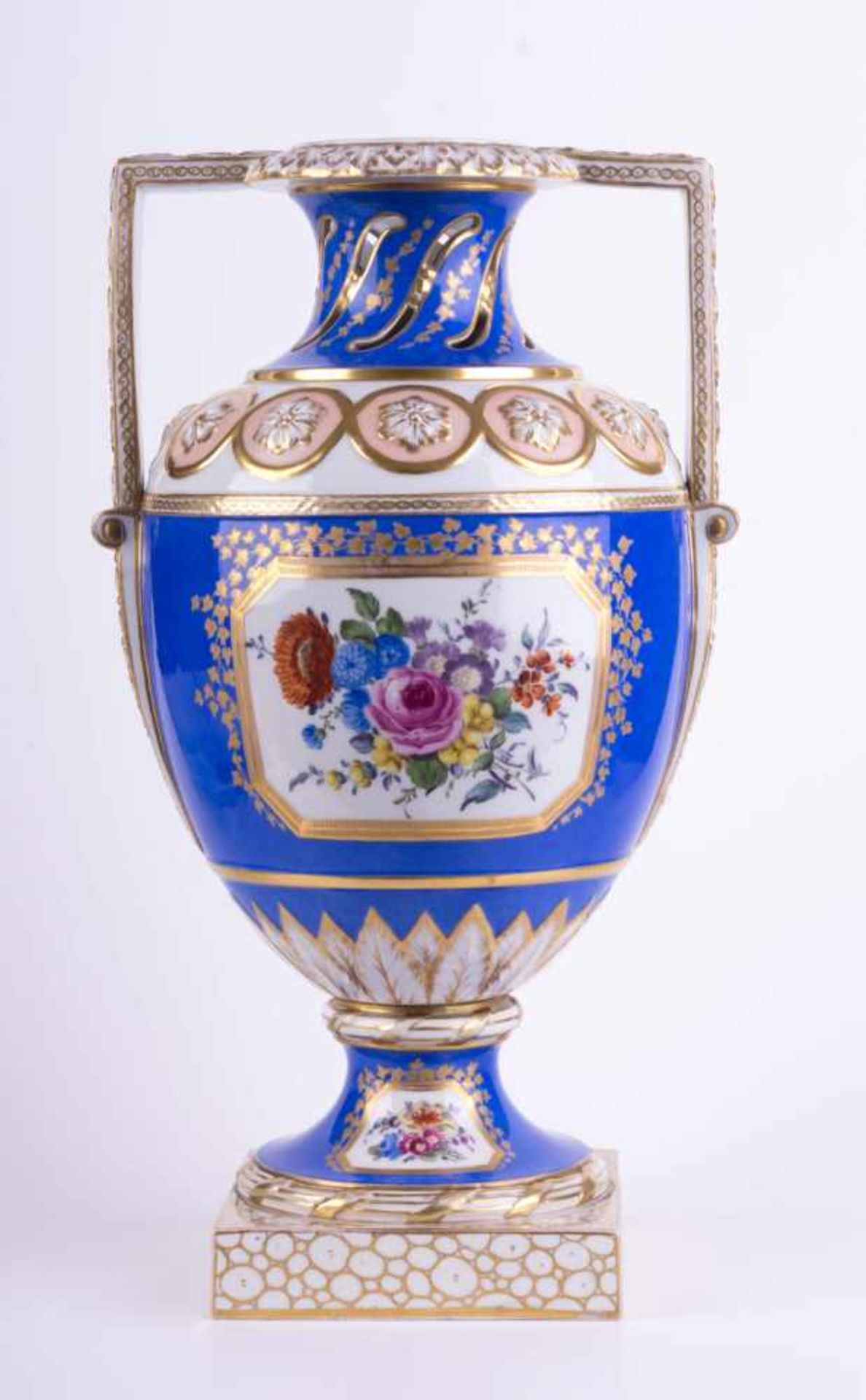 Empire-Vase KPM Berlin um 1800 farbig und reich goldstaffiert, schauseitig mit sehr feiner - Bild 3 aus 6