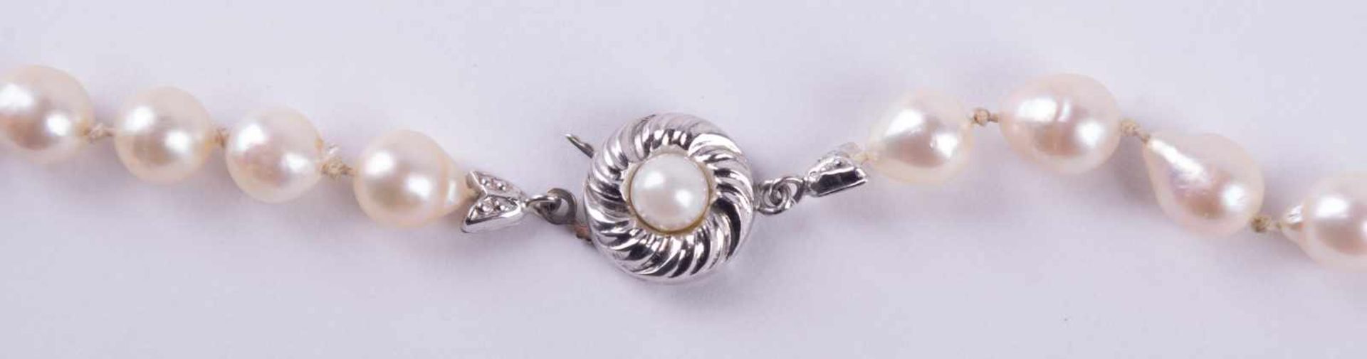 Perlenkette um 1930 Verschluss WG 333/000 mit Perle besetzt, L: 60 cm, Pearl necklace about 1930 - Image 3 of 4