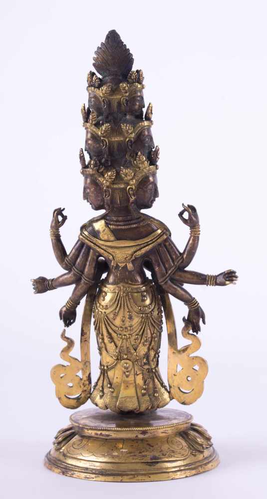 Figur des EKADASHALOKESHVARA, Tibeto-Chinesisch um 1800 Bronze, partiell lackvergoldete gegossene - Image 3 of 4