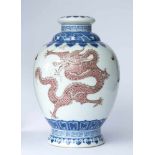 Vase China 19./20. Jhd. mit blau-weiß Malerei und farbig staffiert mit reliefiertem Drachendekor,