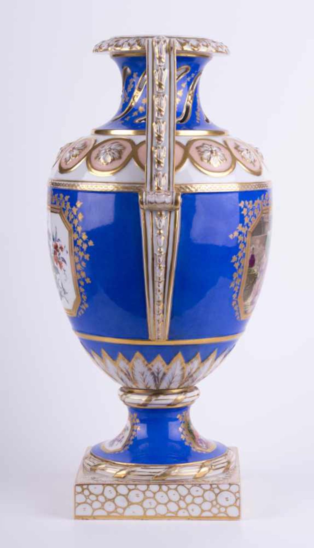 Empire-Vase KPM Berlin um 1800 farbig und reich goldstaffiert, schauseitig mit sehr feiner - Bild 2 aus 6