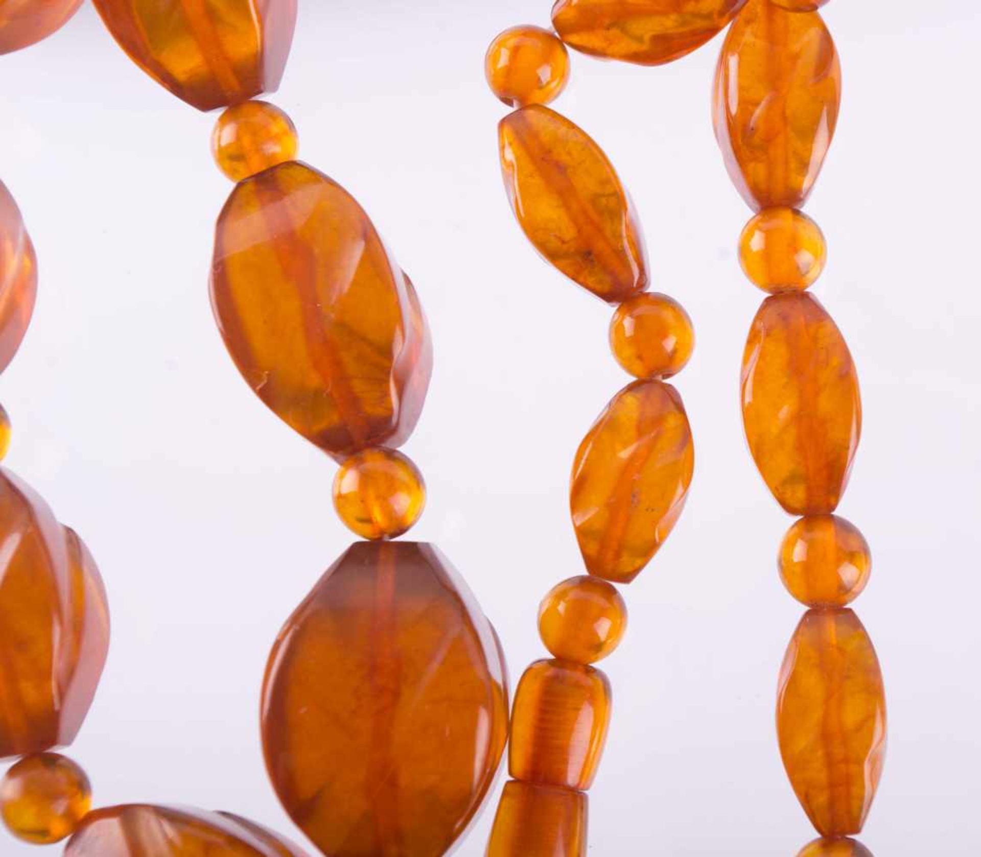 Bernsteinkette Königsberg um 1930 L. ca. 70 cm, Steine von 22 mm bis 30 mm, Amber Necklace Antique - Image 2 of 3