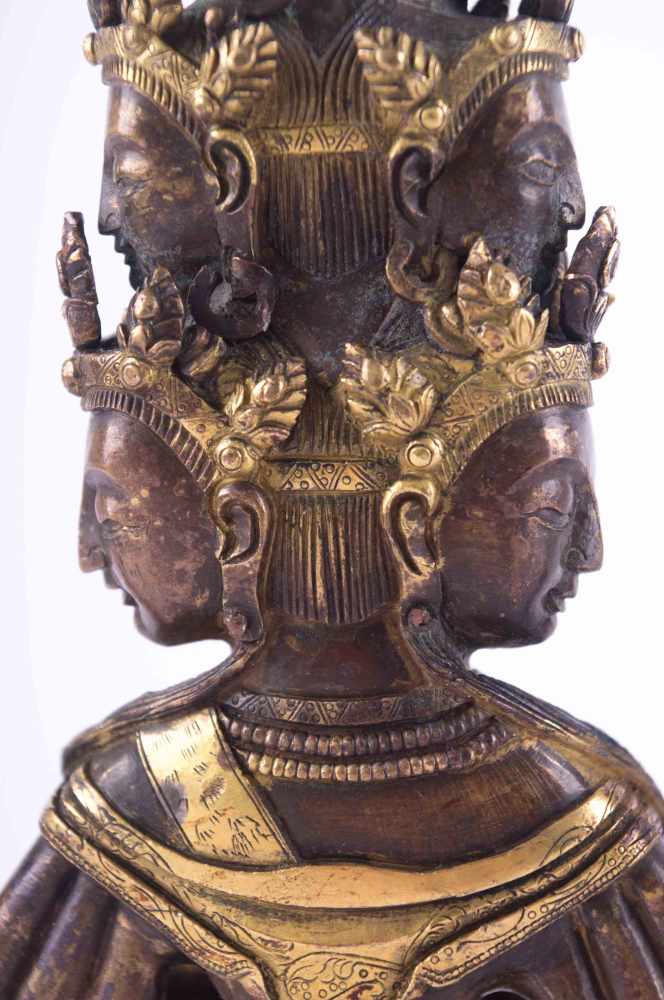 Figur des EKADASHALOKESHVARA, Tibeto-Chinesisch um 1800 Bronze, partiell lackvergoldete gegossene - Image 4 of 4