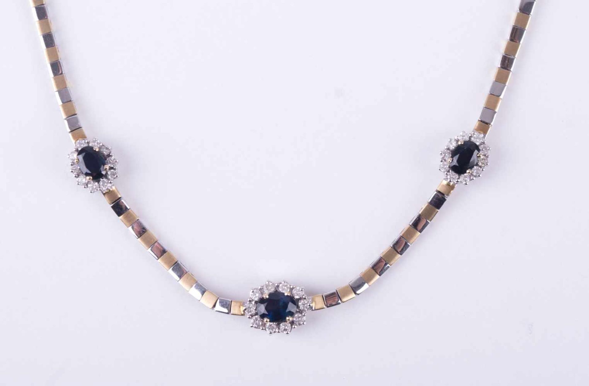 Damen-Saphir-Brillant Collier GG/WG 750/000 geprüft, im Verlauf besetzt mit 3 Saphiren zusammen - Image 2 of 6