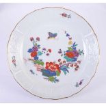 großer Wandteller Meissen polychrom bemalt, Kakiemon Dekor mit Schmetterling, am Rand umlaufend