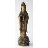 Boddhisatva Guanyin China Bronze, unterm Stand 4 Zeichen Marke, H: 34 cm Boddhisatva Guanyin China