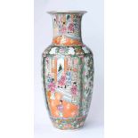 Vase China 20. Jhd. farbig und goldstaffiert, unterm Stand rote Siegelmarke, H: 40,5 cm Vase China