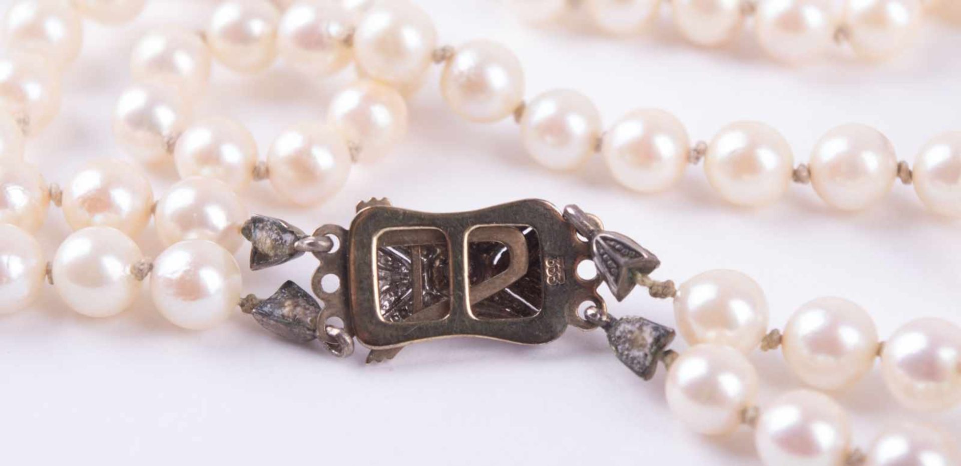 Perlenkette um 1930 Verschluss WG/GG 333/000 mit kleiner Perle besetzt, L: 47 cm Pearl necklace - Bild 4 aus 4