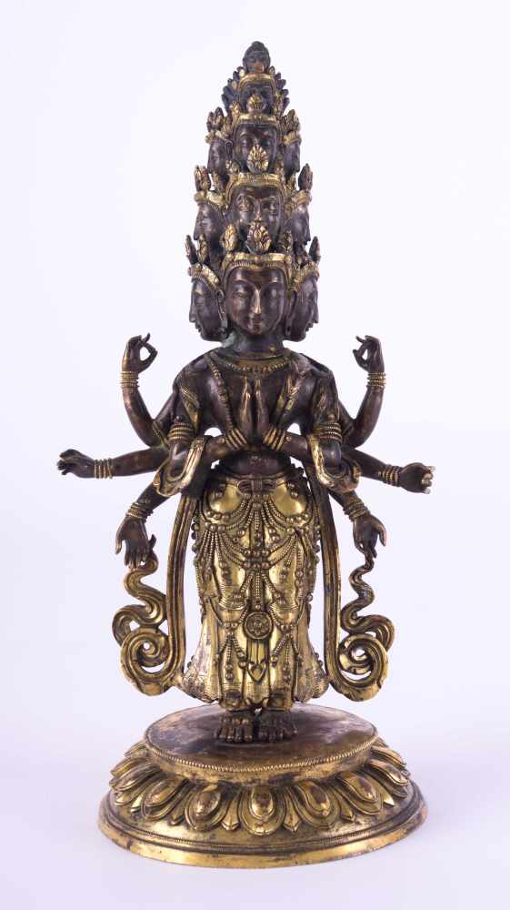 Figur des EKADASHALOKESHVARA, Tibeto-Chinesisch um 1800 Bronze, partiell lackvergoldete gegossene