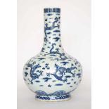 Bodenvase China 19./20. Jhd. blau-weiß Malerei mit Drachendekor, unterm Stand Unterglasurblaue 6