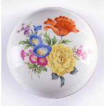 Deckeldose Meissen polychrom bemalt mit Blumendekor, goldstaffiert, blaue Schwertermarke, 1. Wahl,