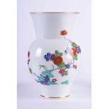 Vase Meissen polychrom bemalt, Kakiemon Dekor mit Paradiesvogel, Goldrand, blaue Schwertermarke,