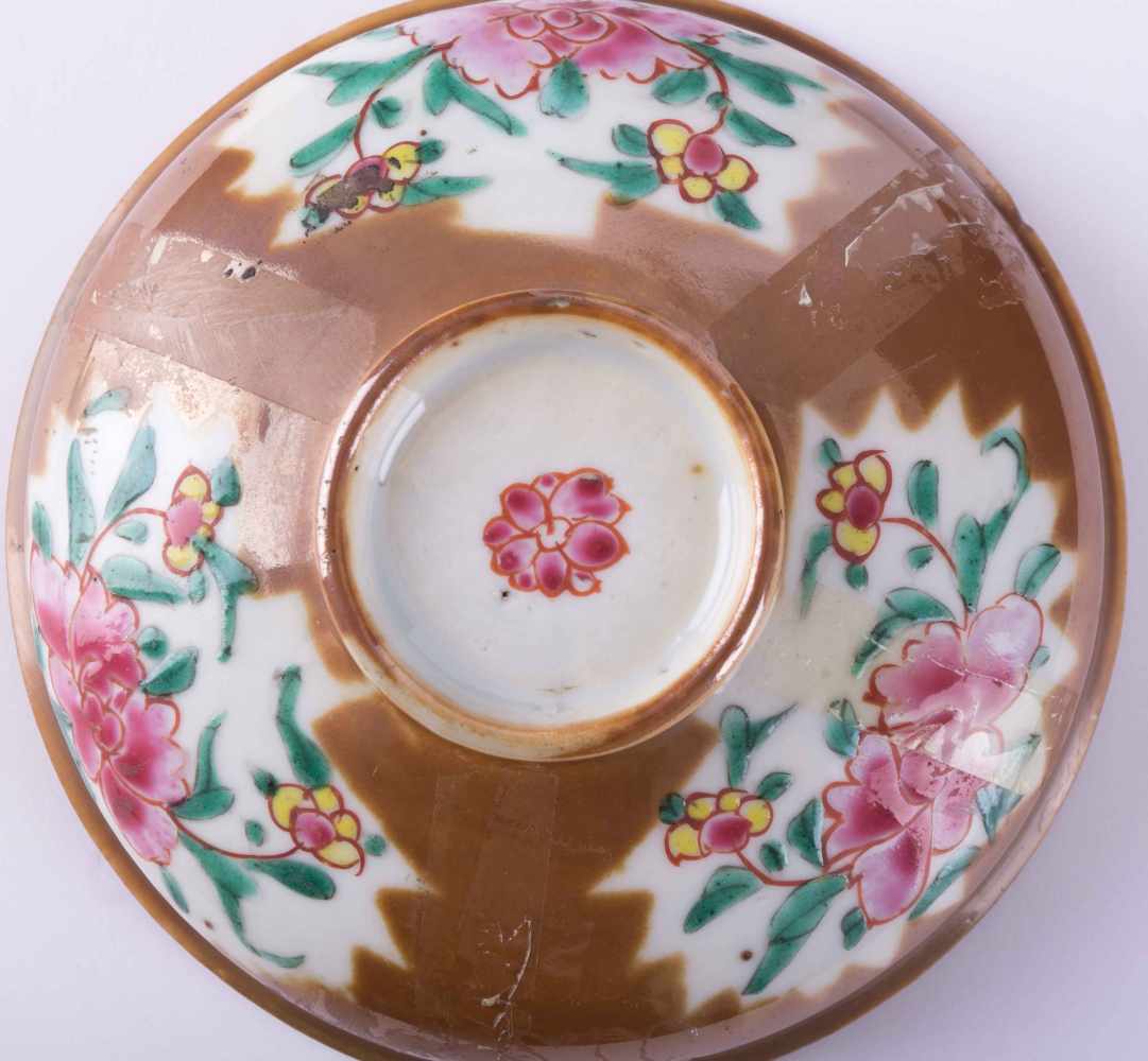 Famille Rose Deckeldose China 18. Jhd. Kaffee Ole Glasur, seltene Glasur, H: ca. 13 cm, Ø 12,5 cm, - Image 3 of 4