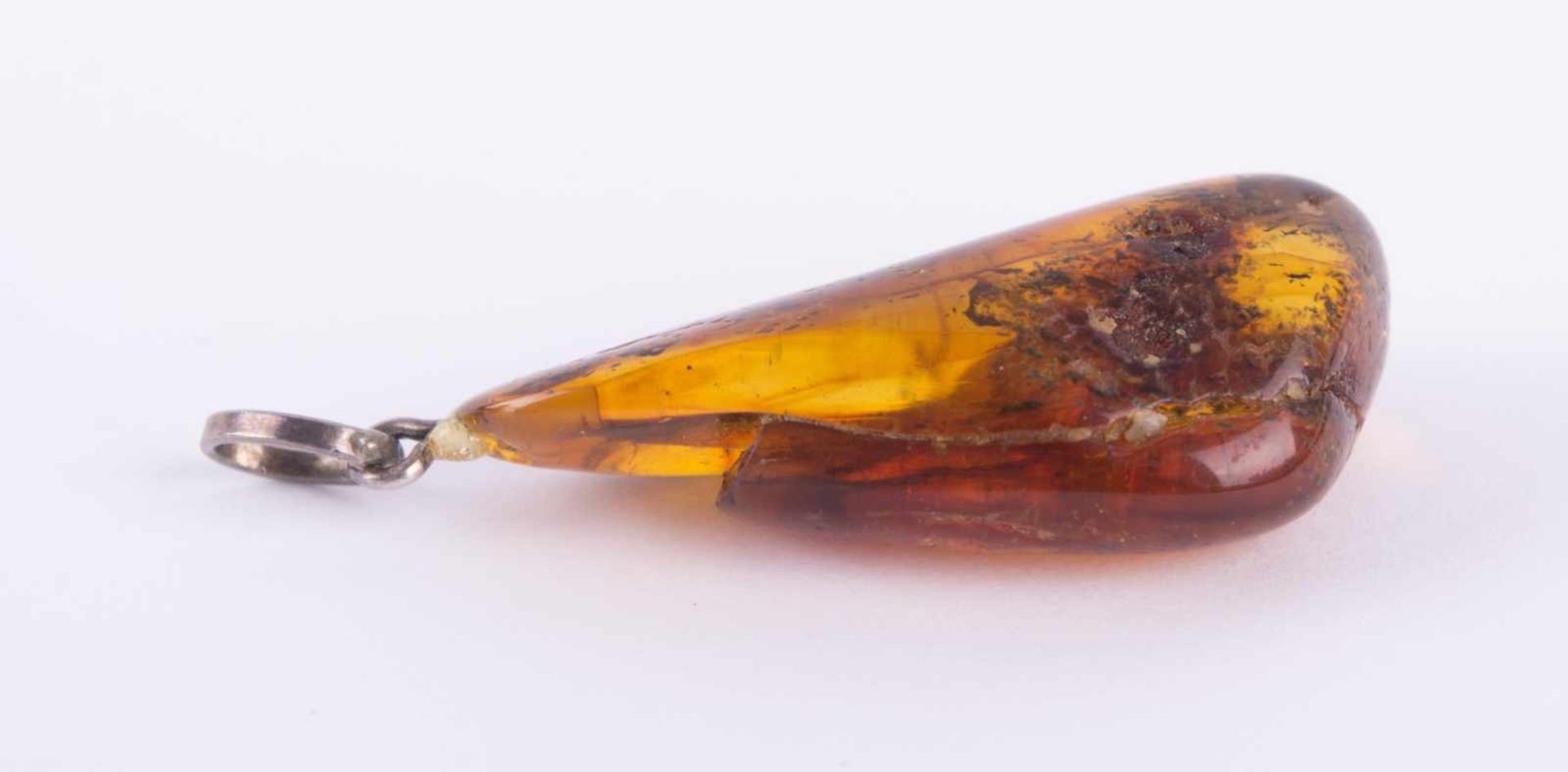 Bernstein Anhänger um 1930/40 37 mm x 18 mm x 10 mm amber pendant about 1930/40 dimensions: 37 mm 18 - Image 2 of 3