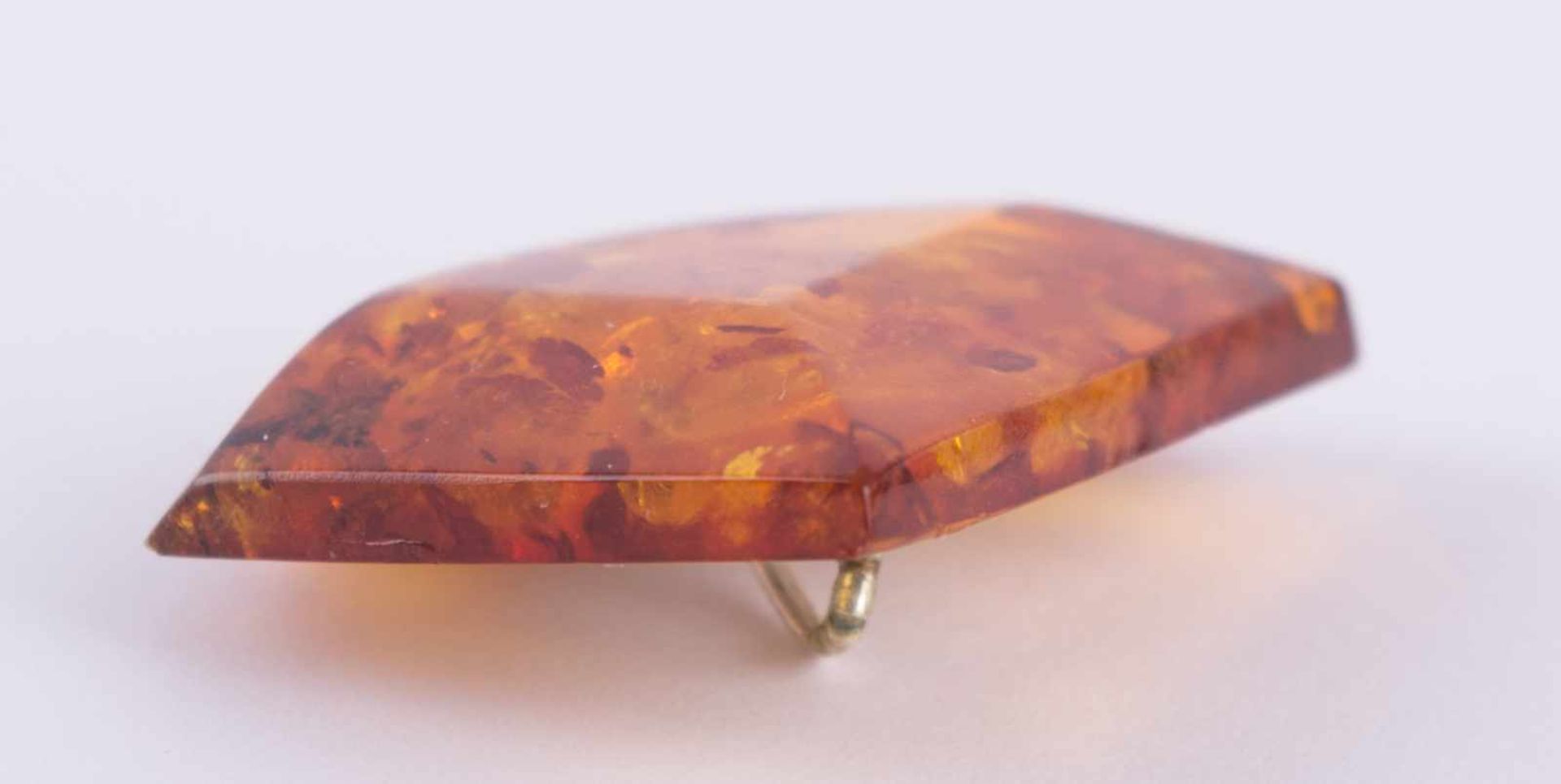 Bernstein Anhänger um 1930/40 25 mm x 22 mm x 7 mm amber pendant about 1930/40 dimensions: 25 mm x - Bild 2 aus 3