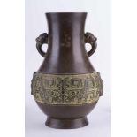 Vase China 19./20. Jhd. Bronze, umlaufend mit archaischem Dekor verziert, H: 30 cm Vase China19th/
