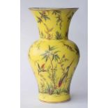 Vase Thomas Bavaria um 1900 Porzellan, auf gelbem Fond äußerst fein bemalt mit floralem- und