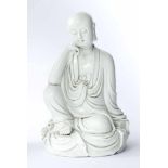Sitzender Mönch, China 19. Jhd. Blance de Chine, rückseitig gemarkt, H: ca. 28,5 cm Sitting Monk,