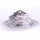 Sauciere Meissen 18. Jhd. farbig und goldstaffiert, Griff vom Deckel in Form eines Astes,