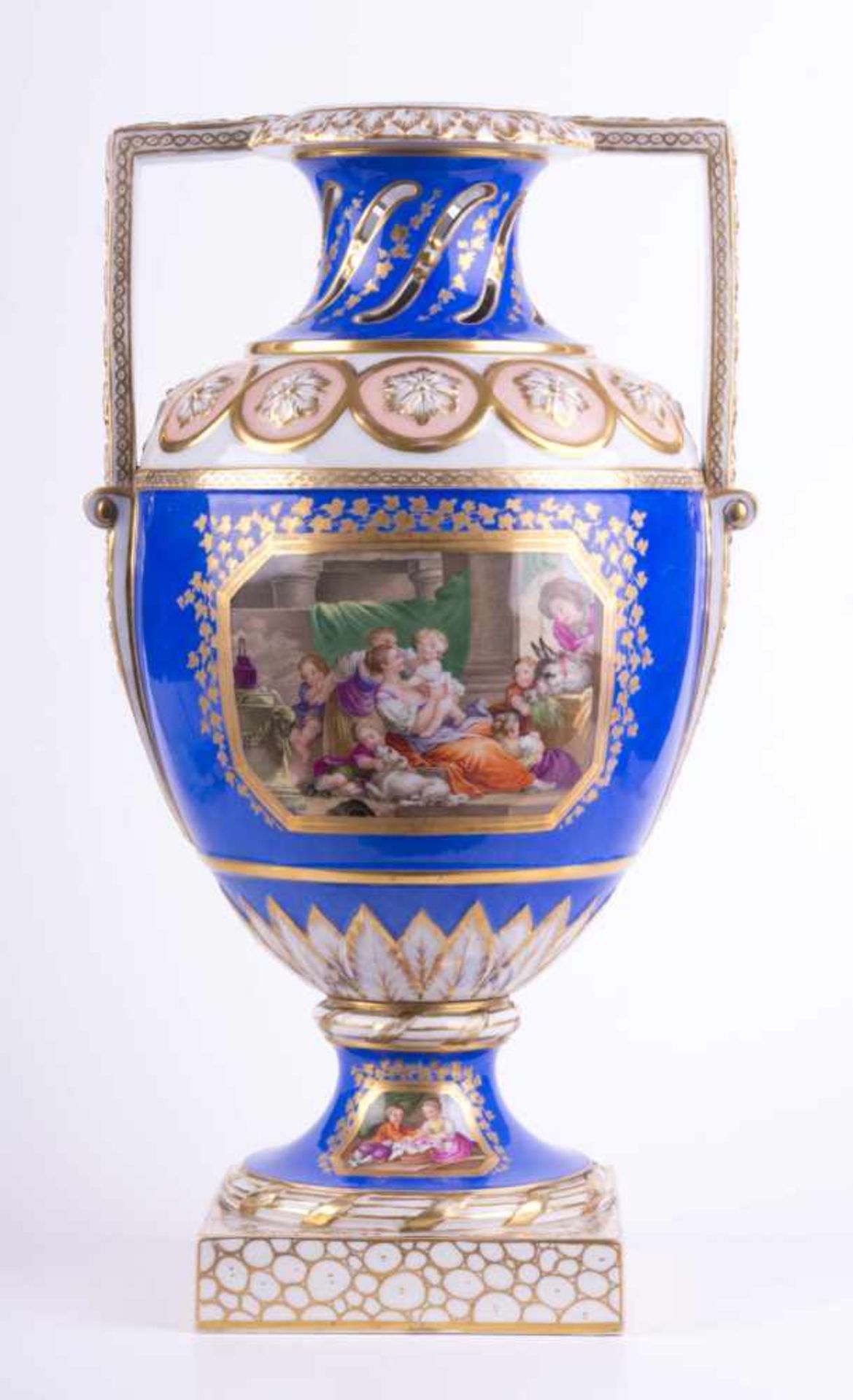 Empire-Vase KPM Berlin um 1800 farbig und reich goldstaffiert, schauseitig mit sehr feiner
