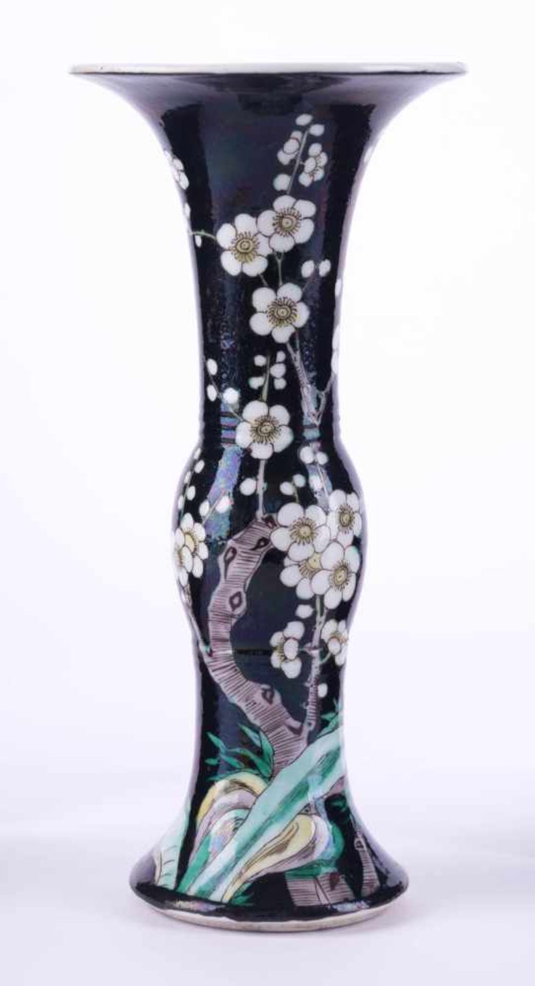 Gu Stangenvase Famille Noir, China 18. Jhd. mit floralem Dekor staffiert, blaue Doppelring-Marke, H: