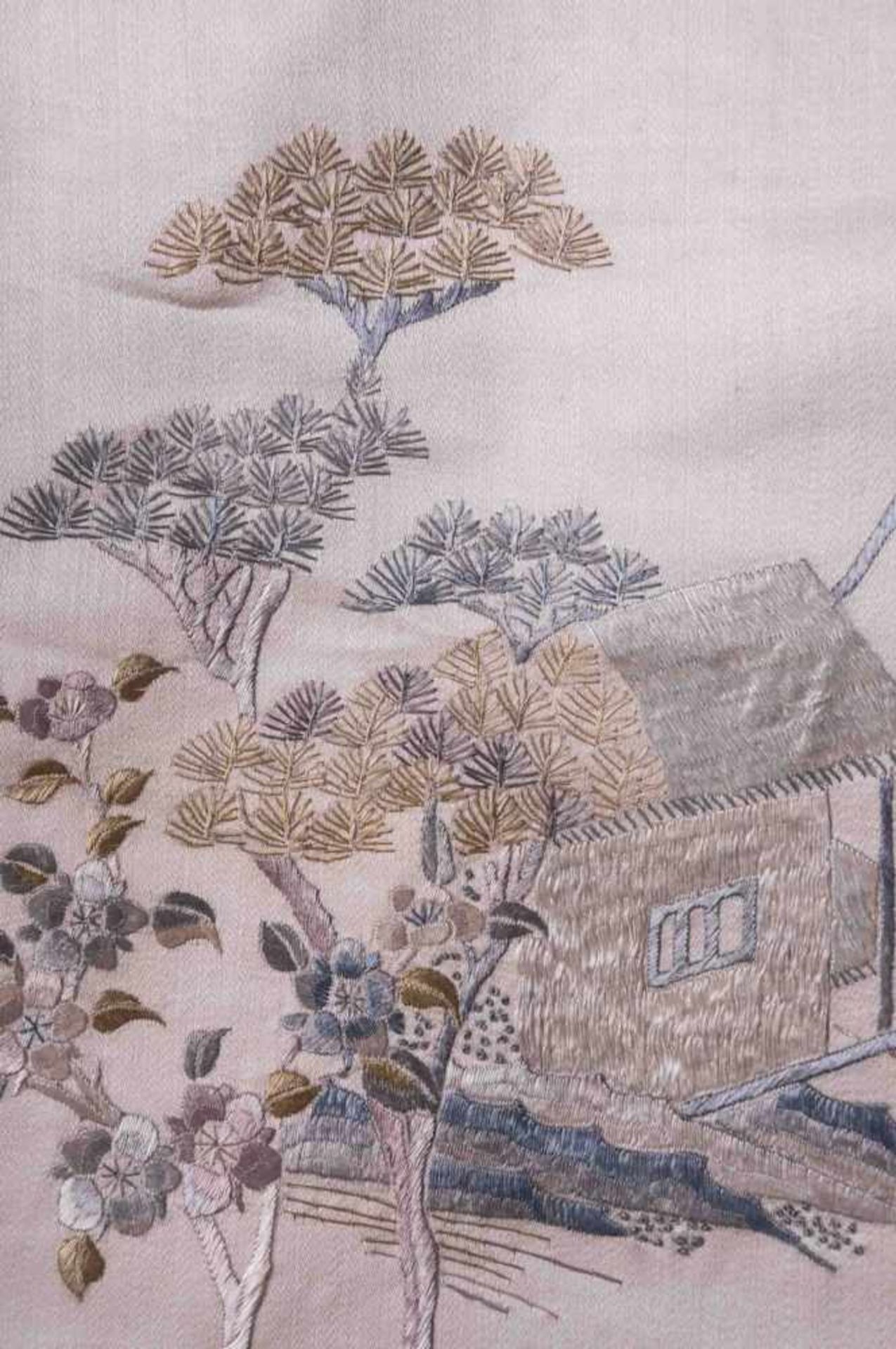 Seidenstickerei China 19. Jhd.farbig bestickt, seitlich mit Schriftzeichen, ca. 140 cm x 78 cmSilk - Image 4 of 5