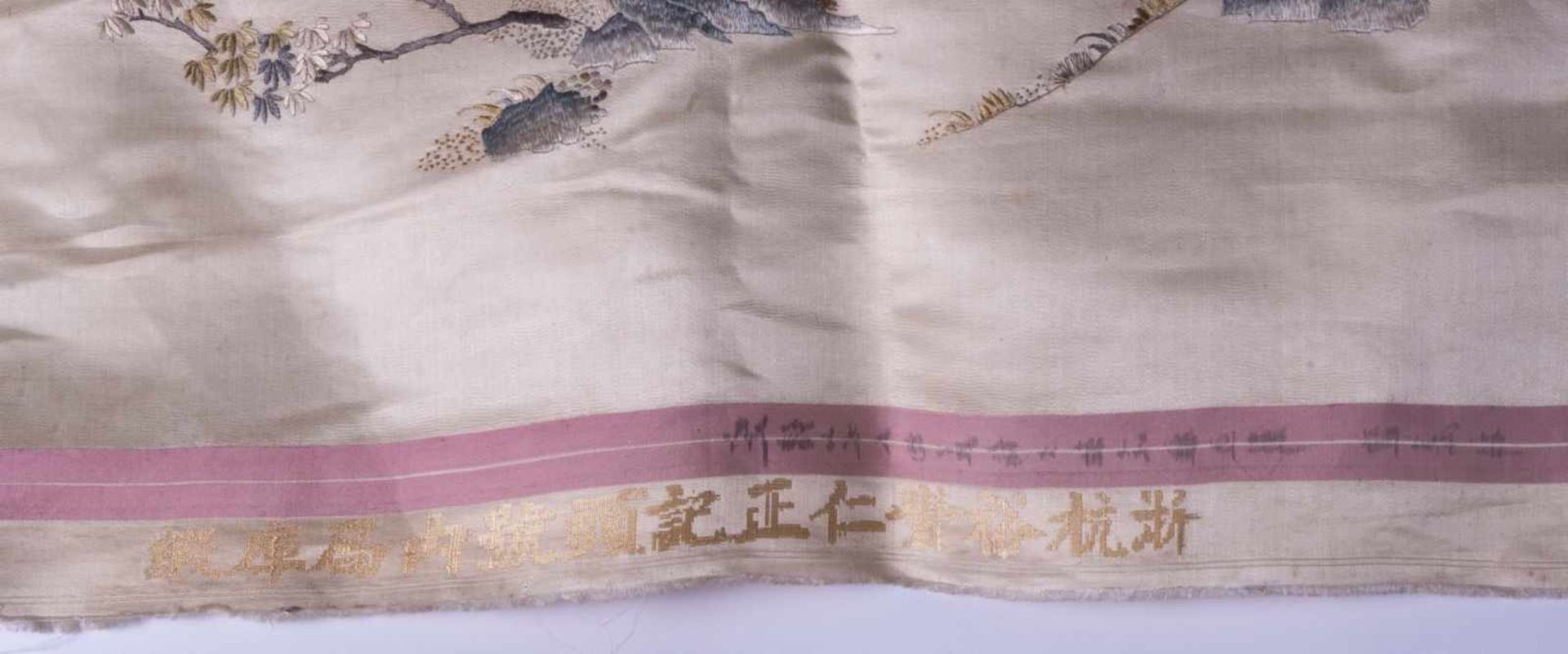 Seidenstickerei China 19. Jhd.farbig bestickt, seitlich mit Schriftzeichen, ca. 140 cm x 78 cmSilk - Image 5 of 5