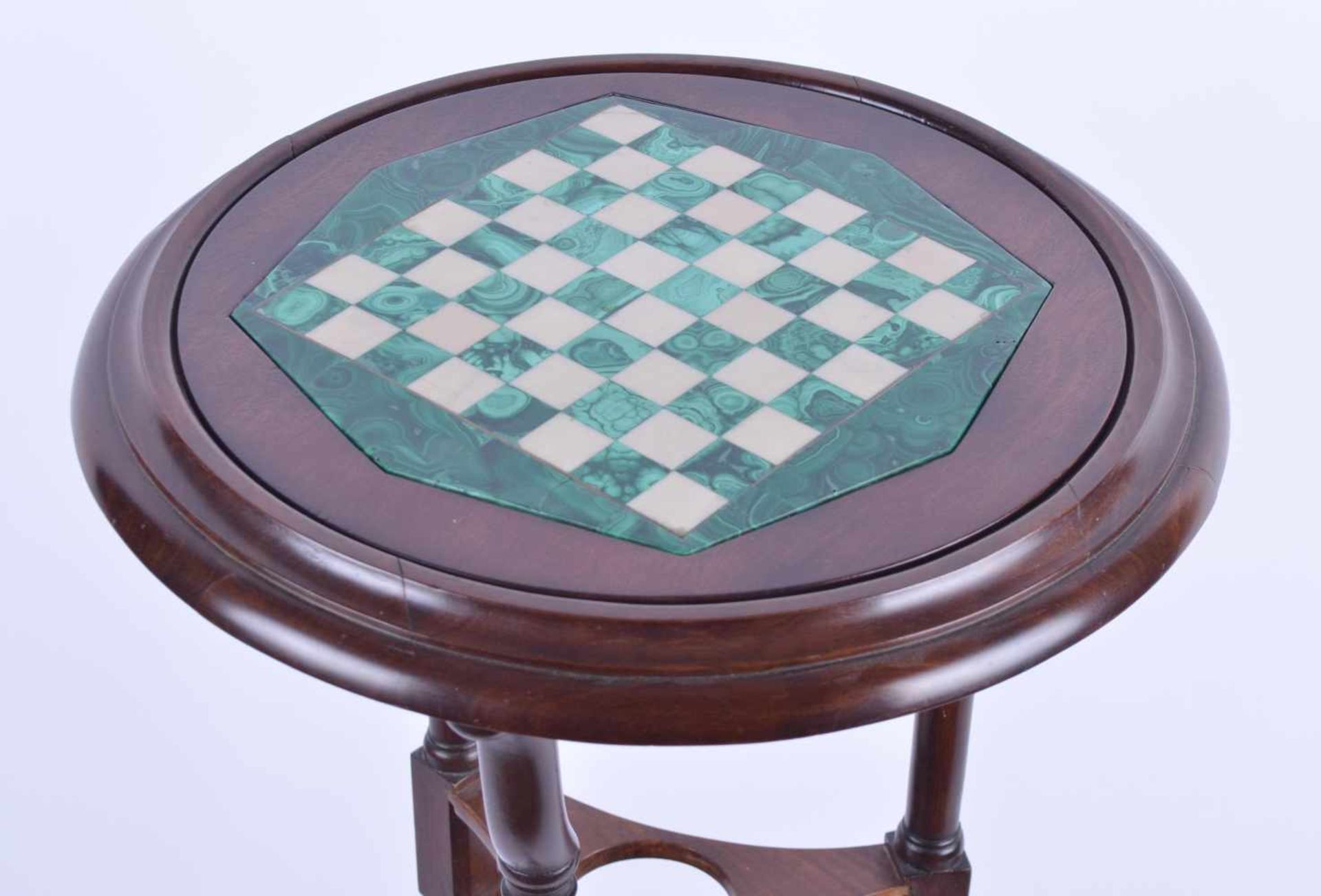 Kleiner Spieltisch Russland um 1900Mahagony Holz, ein Bein etwas altrestauriert,Tischlatte mit - Image 2 of 5