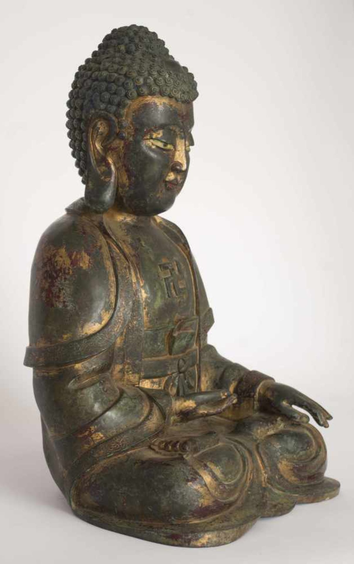 Große Bronze des Buddha Shakyamuni China 18./19. Jhd.mit Resten alter Vergoldung und Fassung, - Image 2 of 4